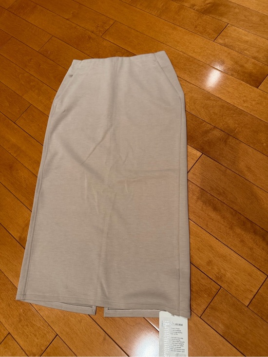 lululemon athletica Dresses & Skirts - Lululemon Women’s softstreme HR midi Skirt in Light Beige - size 4